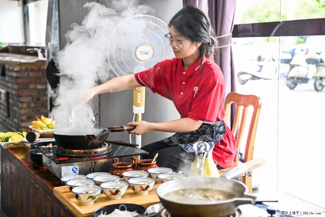 全网追的“扁担女孩”，找了一份暑假工，时薪12元 - 吐鲁番生活资讯 - 吐鲁番28生活网 tlf.28life.net